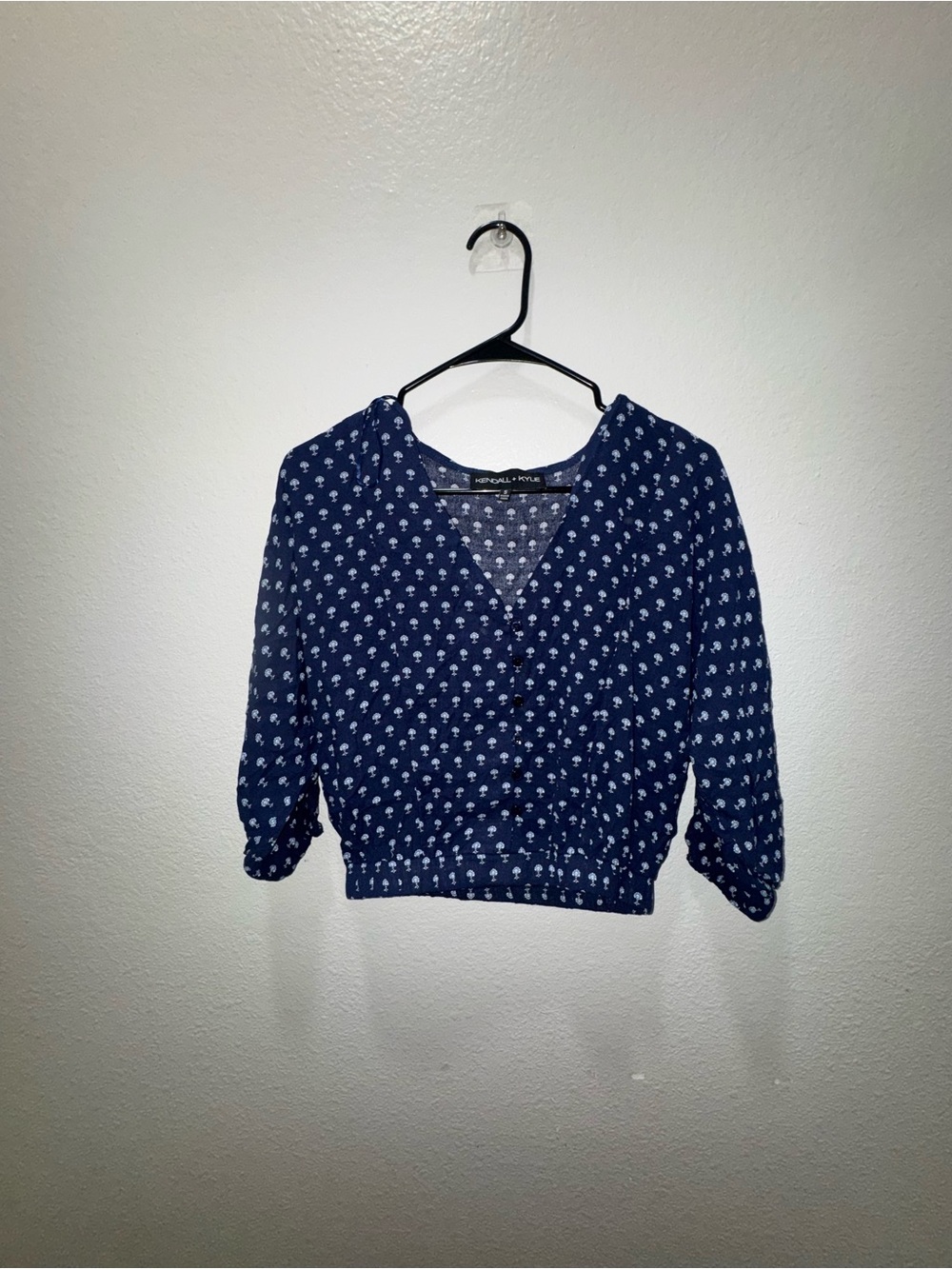 Kendall & Kylie Navy Printed V-Neck Cropped Blouse